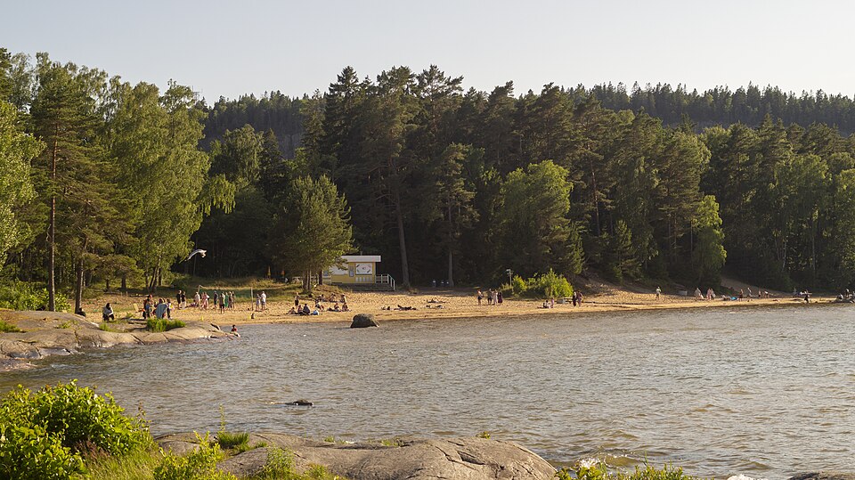 östra stranden vid Gaddesanna mot sydväst. Kiosken har funnits vid stranden sedan 1970