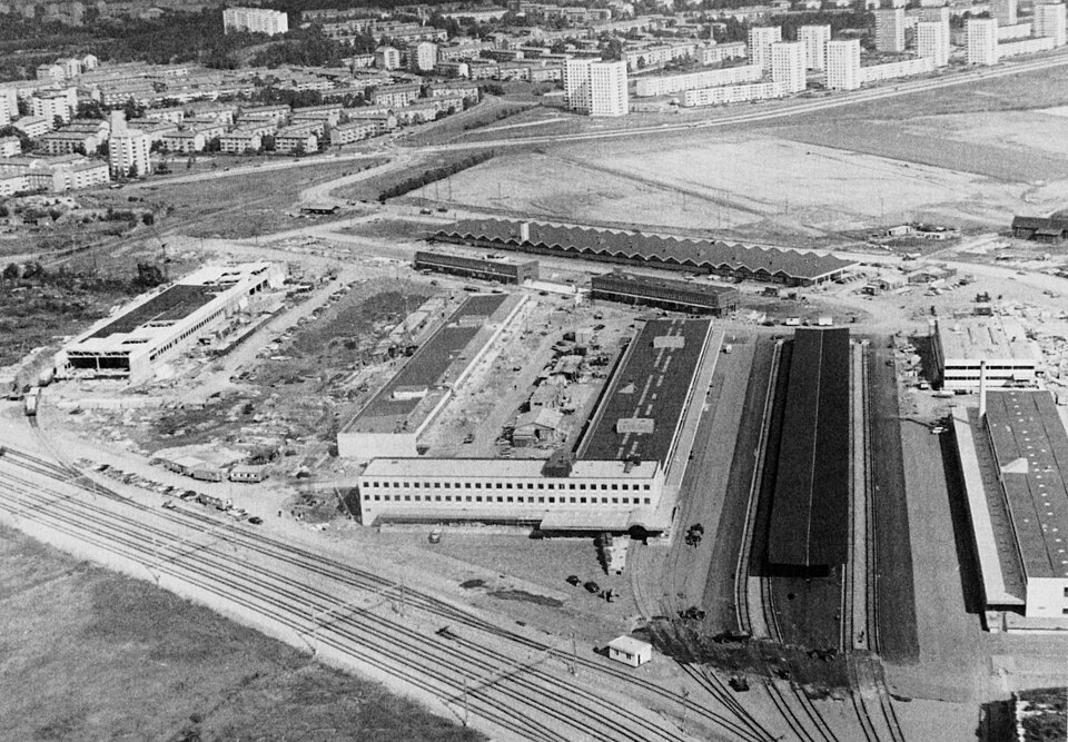 Årsta partihallar etapp 1 under försommaren 1962 (Trädgårdshallen i bakgrunden)