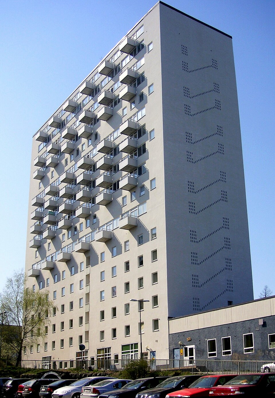 Förort Björkhagen i Stockholm med höghuset Duggregnet 5