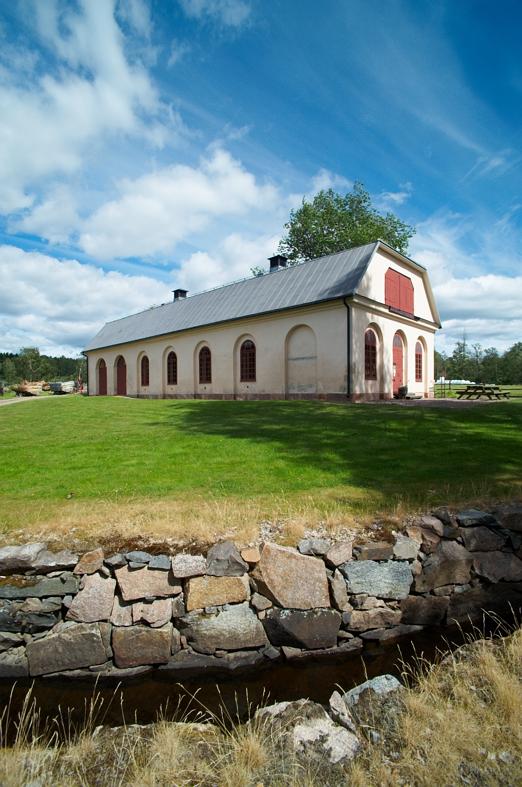 Notera Av dokumentationsskäl har originalbeskrivningen från Riksantikvarieämbetet behållits. Tillrättalägganden och alternativa beskrivningar bör införas separat från nedanstående information.Felaktig