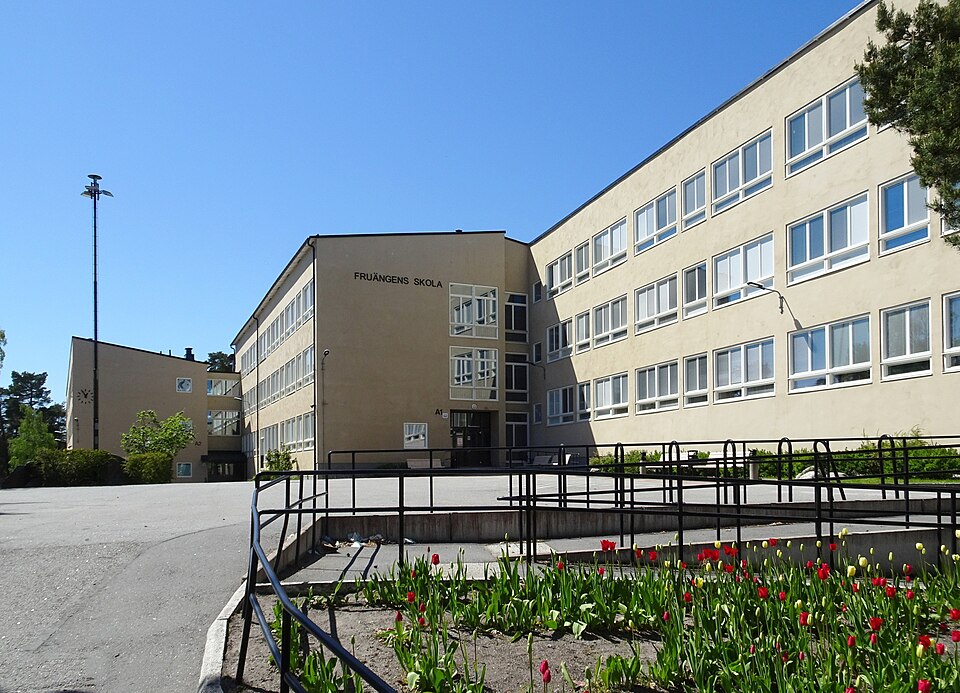 Fruängens skola. Nybyggnadsår 1956. Byggnadsfirman Nils Nessen (Byggmästare) Stockholms Folkskoledirektion (Byggherre) Stockholms skoldirektion, Byggnadsavdelningen (Trädgårdsarkitekt) Sven Tyrén (Kon
