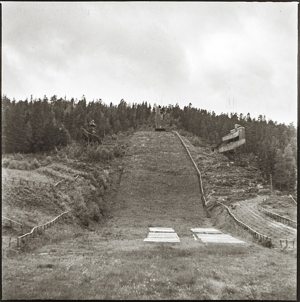 Car holiday 1952. Ski jumping hill Hallstabacken in Sollefteå, Sweden. 22 July 1952. Photo: Åke Skogsjö.