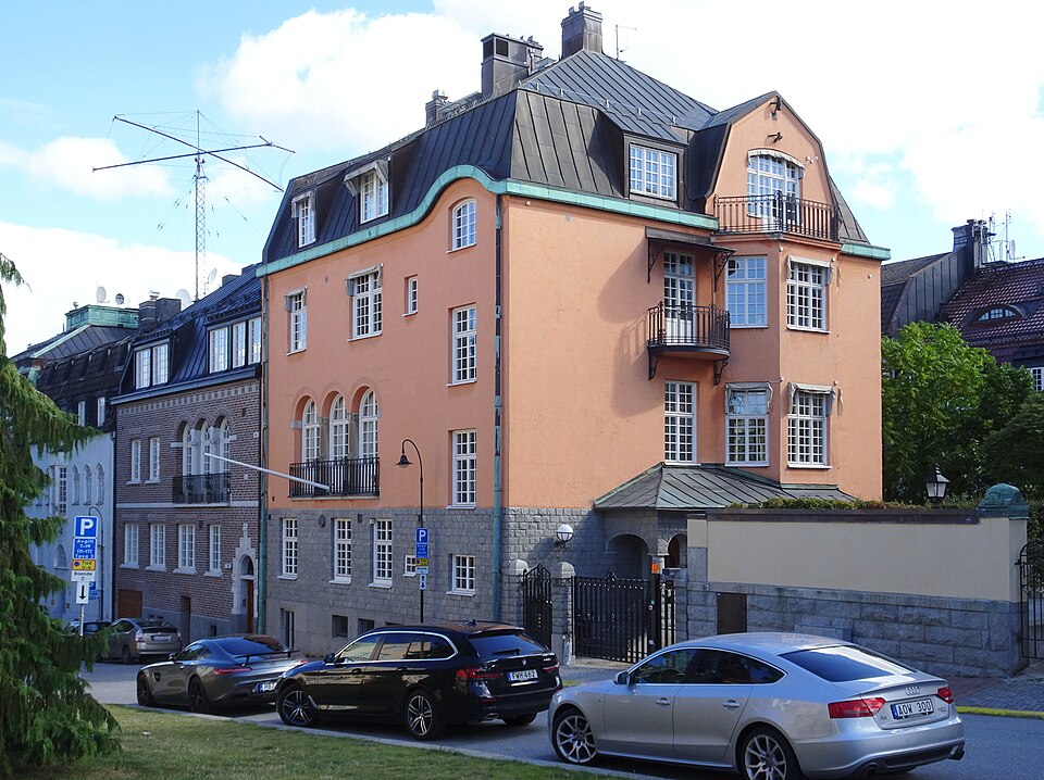 Trädlärkan 2, Tyrgatan 4 1909 - 1910 Nybyggnad Upphovsman Carl Lundström (Byggherre) P. D. Larsson (Byggmästare) Thor Thorén (Arkitekt)