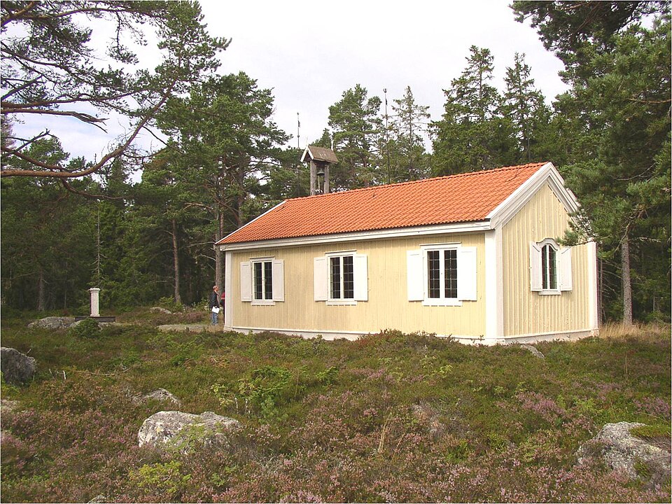 Agö kapell från sydost. Till vänster i bild syns även soluret på sin vitmålade piedestal.