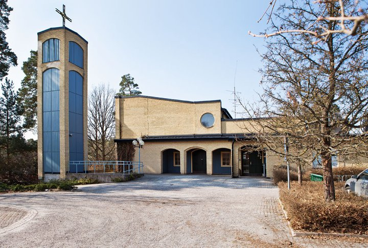 S:t Lukas kyrka i Kallhäll sedd från vägen.