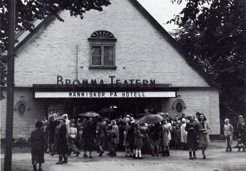 Bromma-Teatern vid Alvik i Bromma, arkitekt Gustaf E. Petterson (1855-1933). Bromma-Teatern byggdes 1921-1922. Första föreställningen gavs den 27 september 1921. Filmen Människor på hotell (Week-End a
