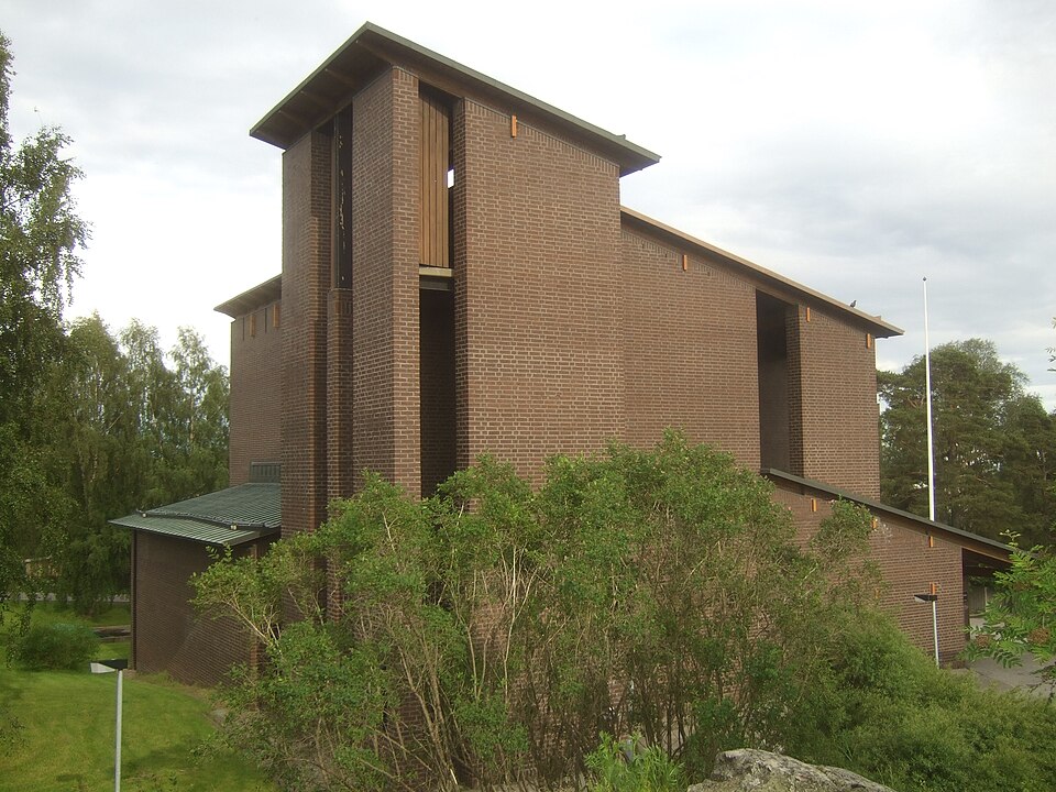 The church building of "Birgittakyrkan" at Hellbergsgatan 11 in Sundsvall, viewed from northwest (large hill)