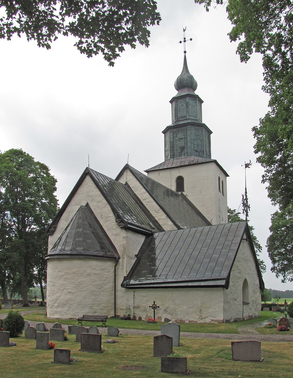 Tumbo kyrka från nordost
