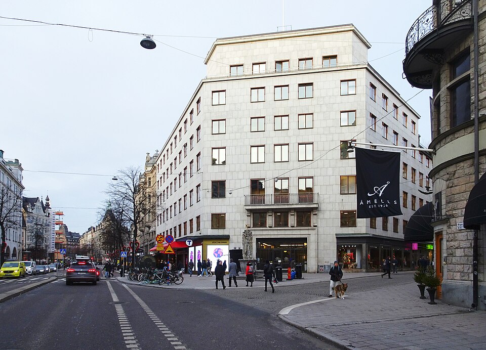 Birger Jarlsgatan 16A, Grev Turegatan 1. Nybyggnadsår 1935, Gustaf Clason (Arkitekt). Städernas Allmänna Brandstodsbolag (Byggherre). Zetterberg AB (Byggmästare) This is a photo of a building (without