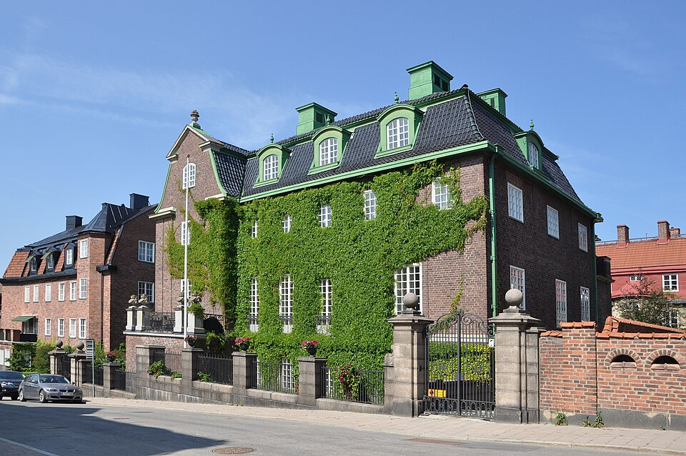Bragevägen 4 (Sidensvansen 7), Stockholm. Byggnadsår 1914-16, arkitekt Harald André, anställd på Isak Gustav Clasons kontor, byggherre Bengt Bruno Johansson, byggmästare F Dahl This is a photo of a bu
