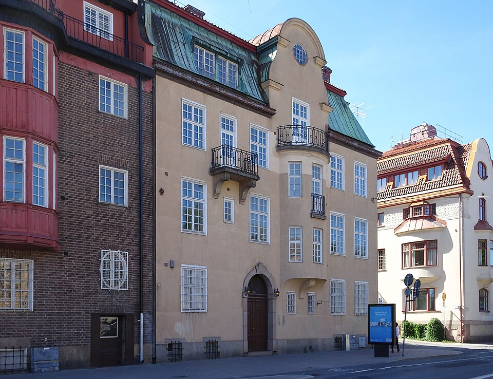 Valhallavägen 70/Baldersgatan 14 (Piplärkan 7): Byggnadsår 1910-11, arkitekt och byggherre Erik Josephson, byggmästare P Blom. Ursprungligen arkitektens egen bosta
