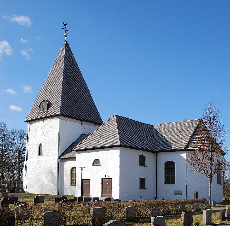 Bergunda kyrka från sydost