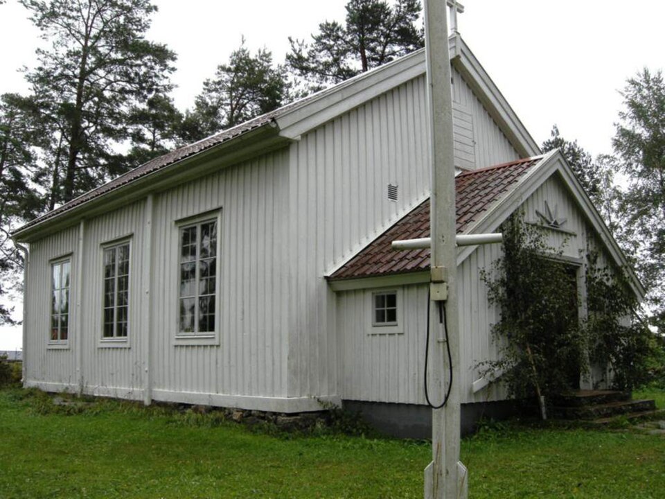 Foto från nordväst med det tillbyggda vapenhuset på västra gaveln.