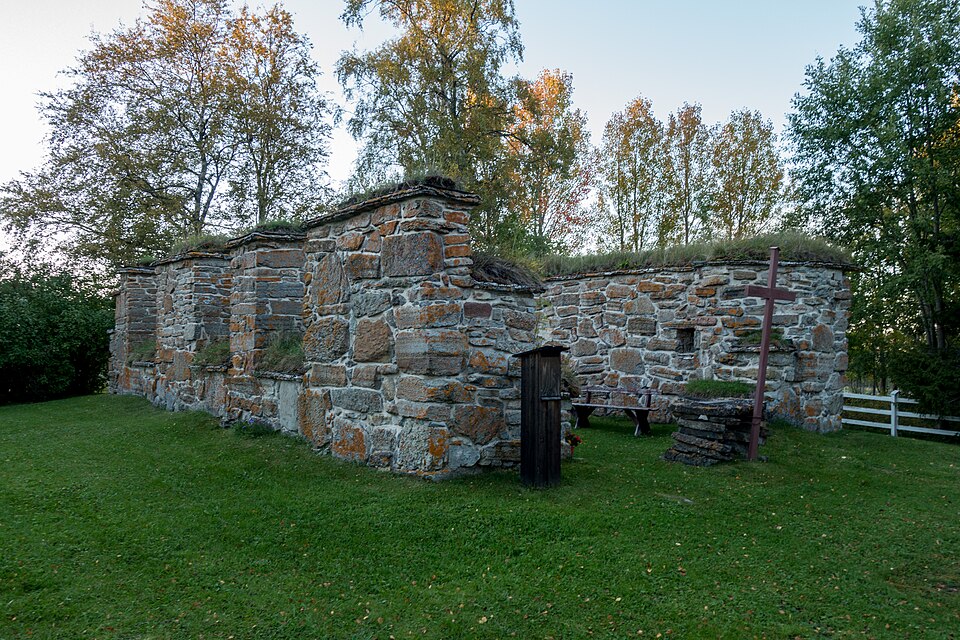 Marieby 2:1 Marieby gamla kyrka byggdes under 1300 talet. På 1700-talet byggdes den ut och fick ett trätorn. 1876 började kyrkan brinna och gick inte att rädda