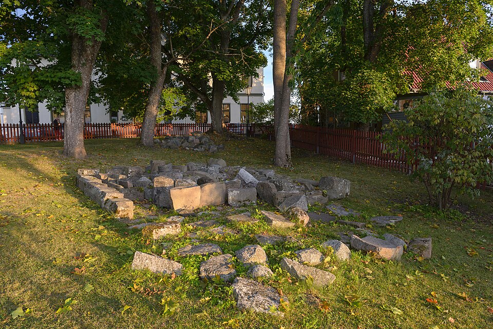 Medieval church ruin (built around 1100) in Sigtuna (Sigtuna 7:1).