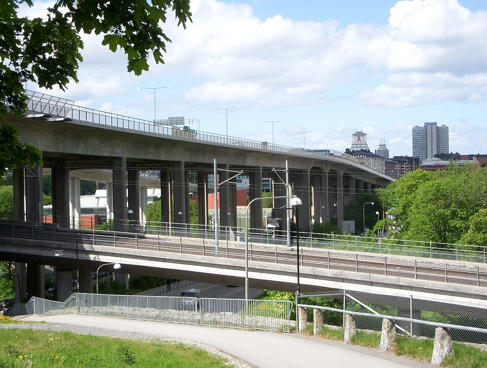 Skanstullsbrons östra sida med Åhléns Söder i bakgrunden