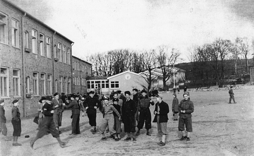 Folkskola Exteriör, skolgården Plats: Västergötland, Västra Götaland, Göteborg, Göteborg (Sverige (SE)) Motiv-klassifikation : Mellanstadie <10.2b> (se dataset i KulturNav för mer information) Arkitek