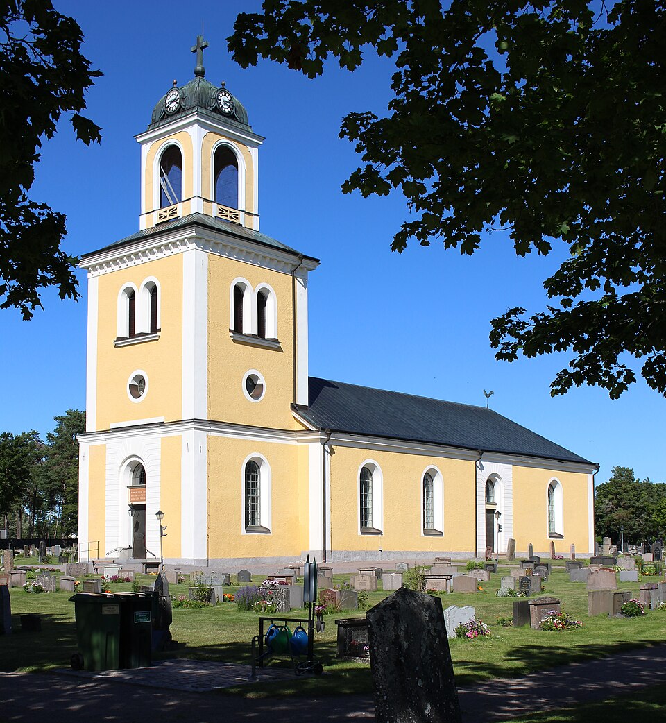 Börstils kyrka från sydväst.