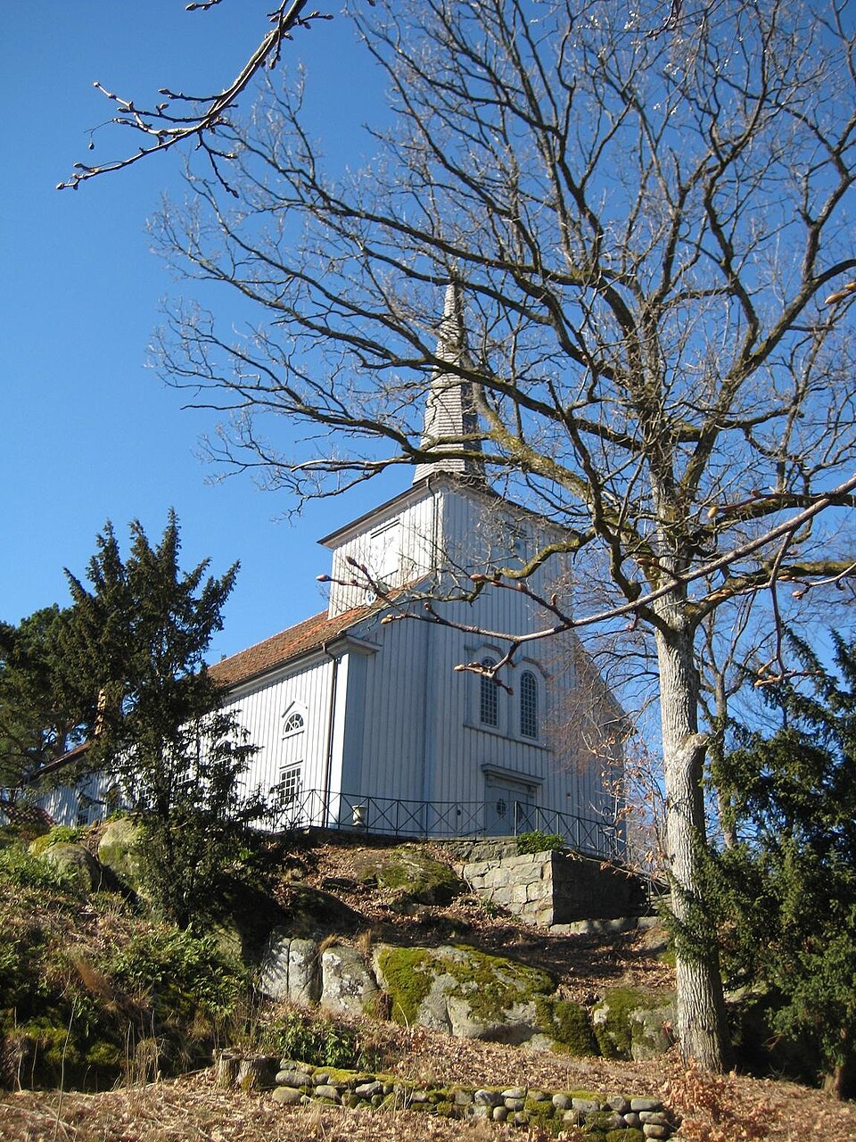 Särö kyrka vackert belägen i prunkande grönska med vy över de centrala delarna av den gamla kurorten Särö. Ett område som klassats vara av riksintresse. Kyrkan är populär som dop- och vigselkyrka. Hon