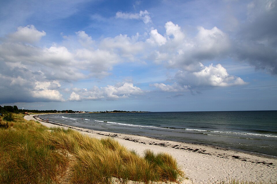 Höllviken. På Kämpinge strand.