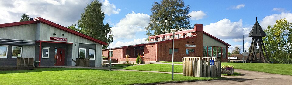 Halvorsgården med Halvorskyrkan bredvid. September 2017.