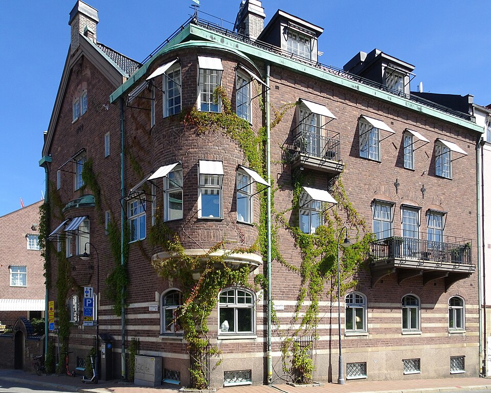Sköldungagatan 2/Friggagatan 6 (Sånglärkan 1): Byggnadsår 1910-11, arkitekt Fredrik Dahlberg, byggherre H Palmgren, byggmästare K Höglund.