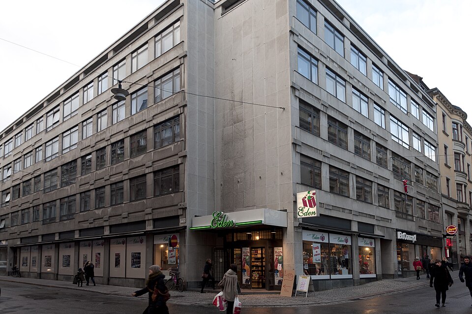 Rörstrand 33, Drottninggatan 75, Wallingatan 10, Byggnadsår 1966-69, arkitekt Sten Ramel, byggherre Fastighets AB Hufvudstaden, byggmästare V Hansson.