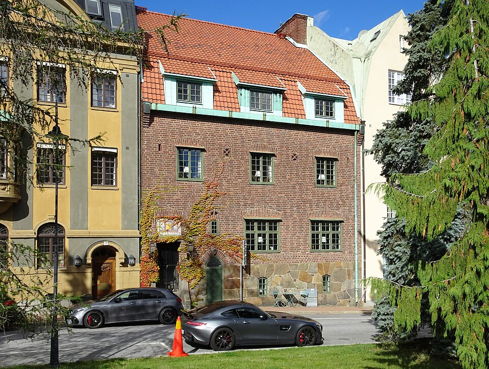 Tofslärkan 11, Tyrgatan 9, 1909 - 1910 Nybyggnad Upphovsman D. E. Thorsén (Byggmästare) Erik Hahr (Arkitekt) Ludvig Linder (Byggherre)