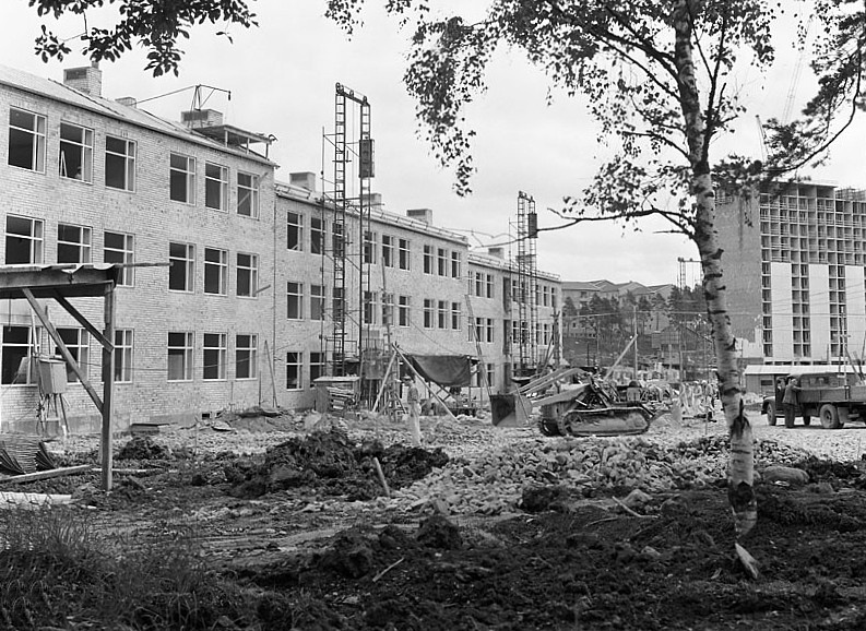 Hässelbygårdsskolan under uppbyggnad.