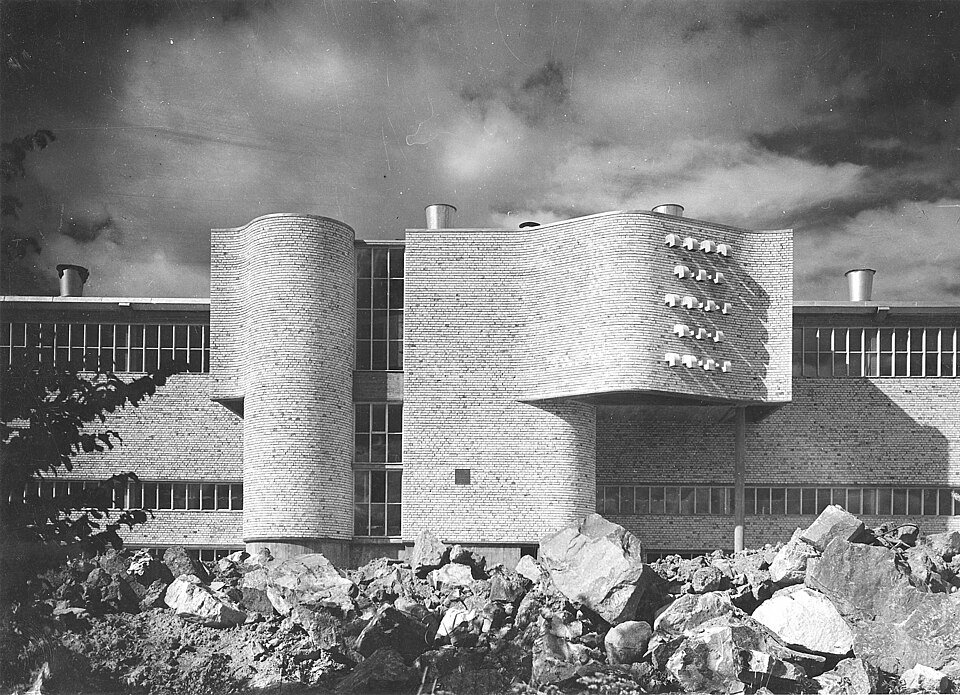 Motiv: Kartongfabrik Exteriör Avbildade orter: Avbildad, ort: Dalarna Historik: Annat: 1950 (Byggnadsår) Arkitekt: Erskine, Ralph