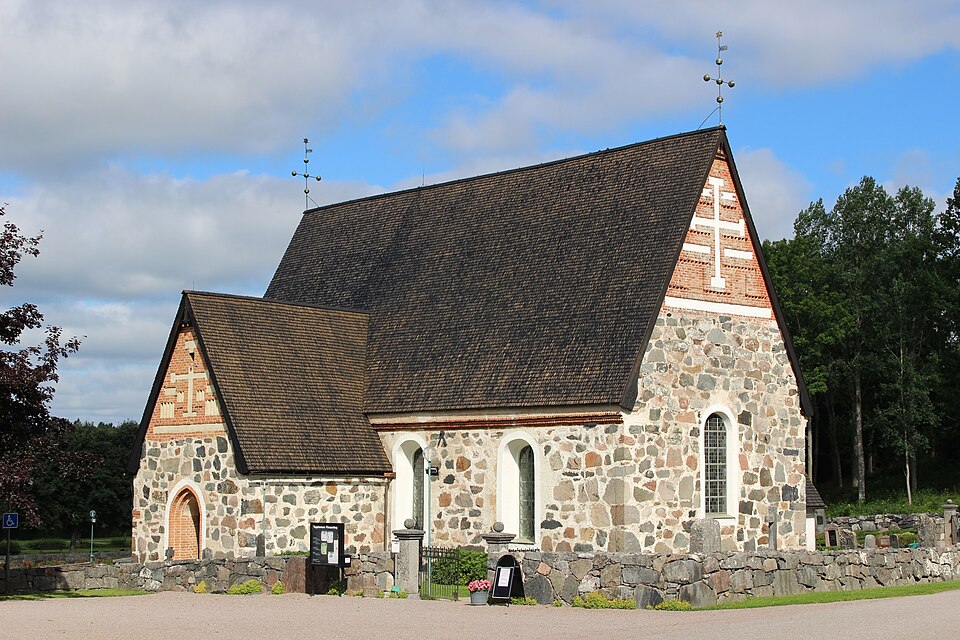 Tegelsmora kyrka från sydost.