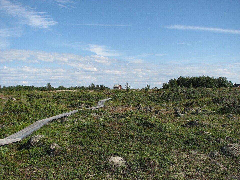 Sandskär island with Sandskärs kapell in the background.