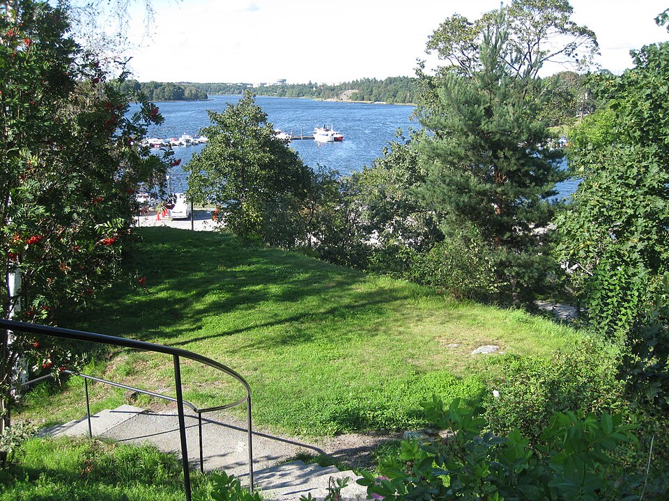 Bellevueparken, Stockholm, utanför Carl Eldhs ateljémuseum. I bakgrunden syns vattnet vid Brunnsviken.