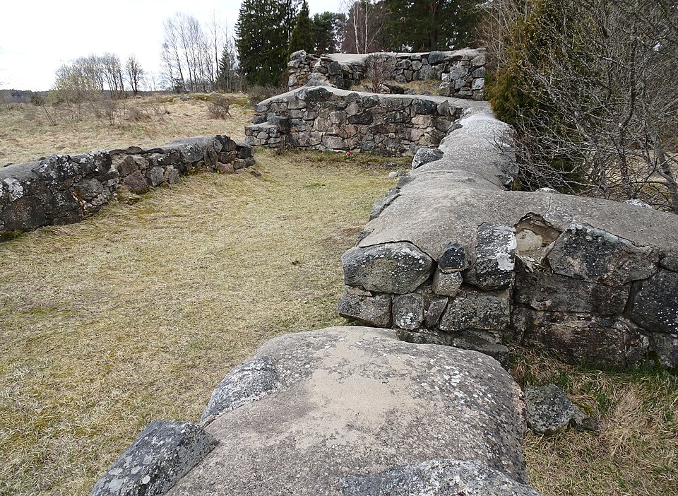 Överhölö kyrkoruin