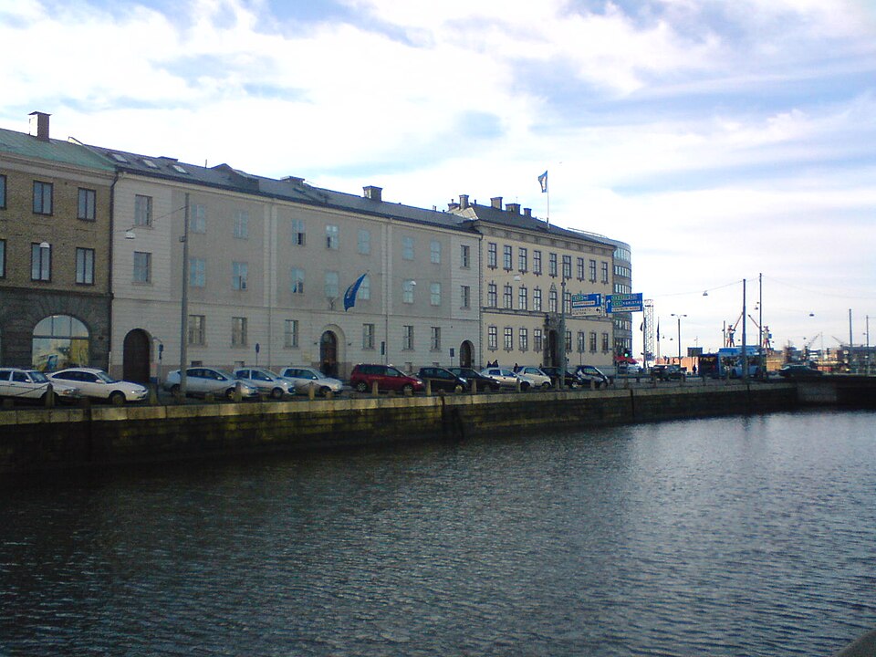 Länsresidenset or Landshövdingeresidenset, the county governor's house or residence is the yellow house to the right. – More information about the administrative counties of Sweden can be found in the