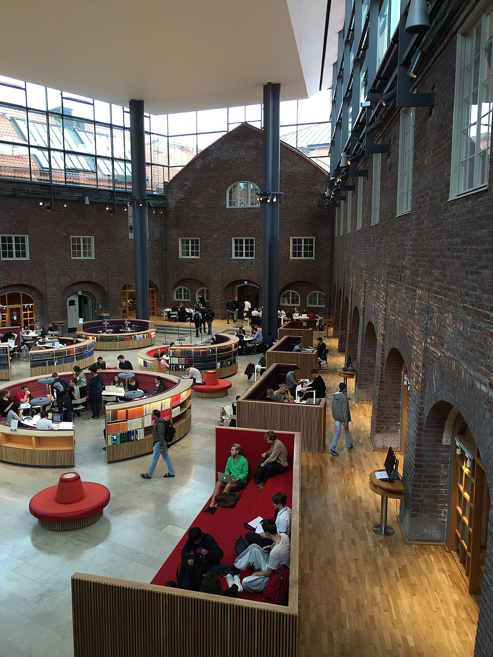 Bibliotekshallen på KTH Huvudbiblioteket.