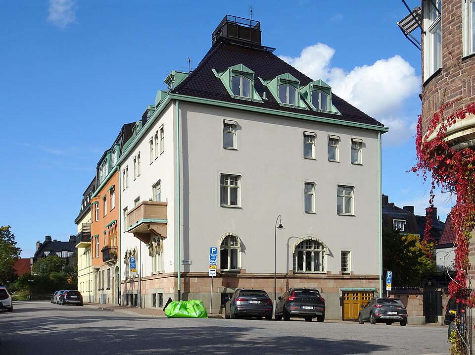 Trädlärkan 10. 1909 - 1910 Nybyggnad Upphovsman Helge Drangel (Byggherre) Johan Pettersson Edlund (Byggmästare) John Bagger (Arkitekt)