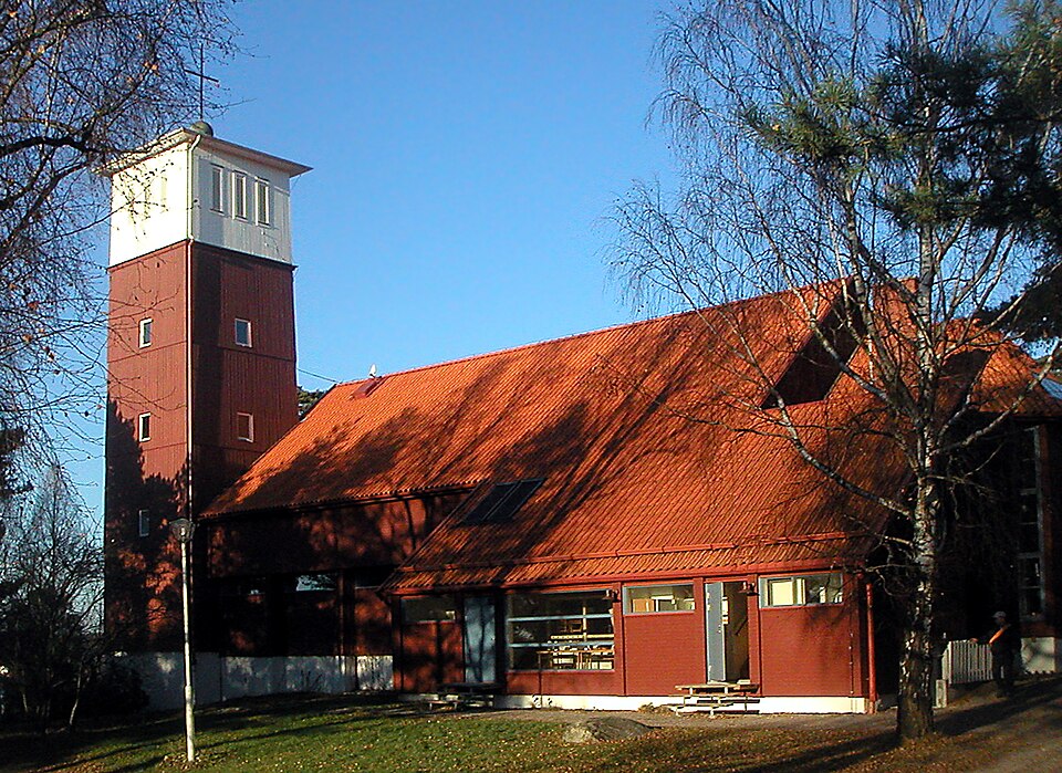 Åh kyrka vid Åh stiftsgård utanför Ljungskile i Uddevalla kommun.