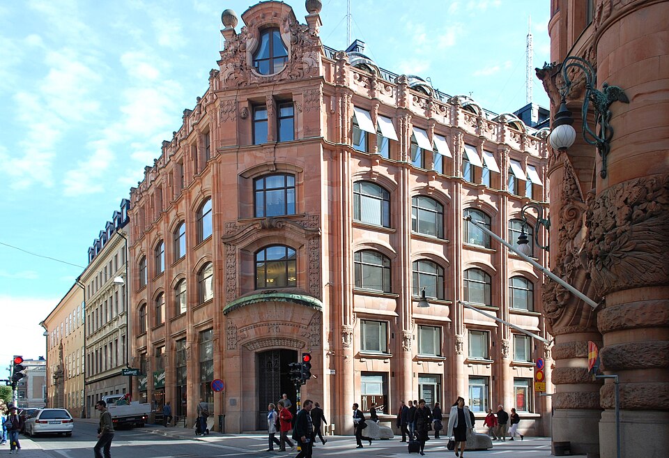 Sydsvenska kreditaktiebolaget i hörnet Drottninggatan 4, Fredsgatan 5 i Stockholm. This is a photo of a building (without protection) in Sweden, number 21420000010028 in the RAÄ buildings database.