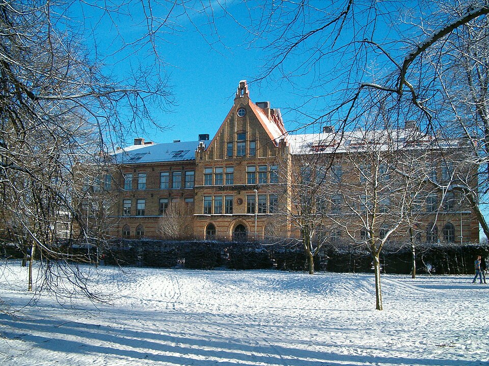 Slottsvångsskolan i Helsingborg i vinterskrud. I denna byggnad huserar även Musikgrundskolan Synkopen.