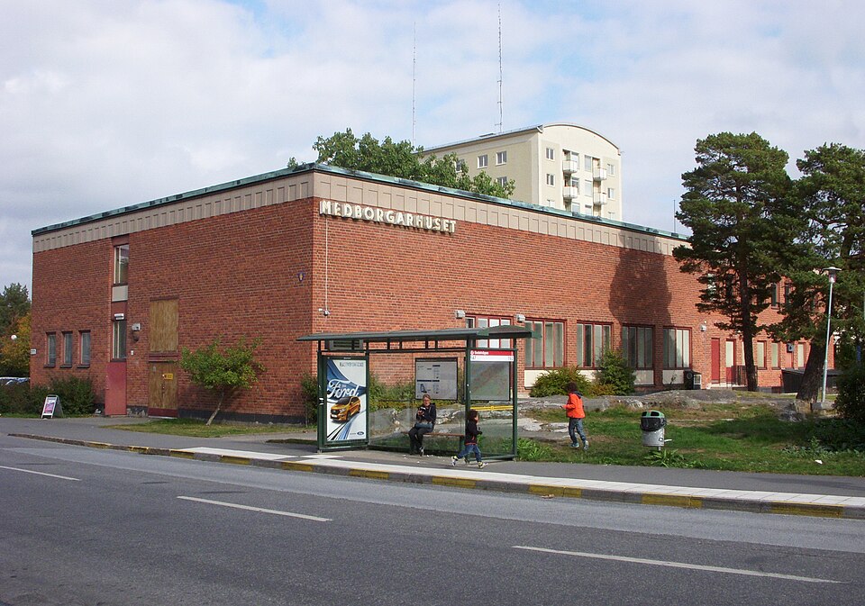 Medborgarhuset, Hägerstensåsen, arkitekt Ancker Gate Lindegren. Byggnadsfirman Erik Wallin (Byggmästare) Eric Anjou (Trädgårdsarkitekt) Stockholms stads fastighetskontor, Arkitektavdelningen (Byggherr
