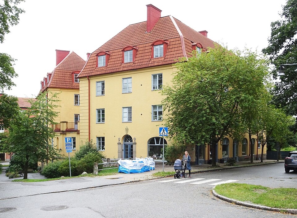 "Vasaborgen" (Köpmannen 1) Byggår: 1913-1923 Arkitekt: Anton Wallby Ursprunglig funktion: Flerbostadshus med lokaler Nuvarande funktion: Flerbostadshus med lokaler Byggnadens karaktäristiska drag: Nat