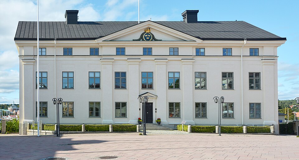 Derived from File:Härnösand residenset.jpg. Applied keystone correction, adjusted exposure, brought up highlights.