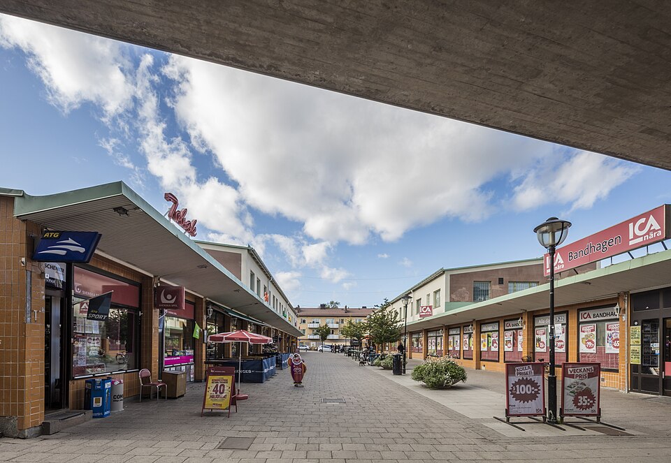 FOTOGRAFIBandhagsplan, Bandhagen centrum från under tunnelbanebron mot väst. -FOTOGRAF: Ek, Mattias.BILDNUMMER:Stadsmuseet i Stockholm