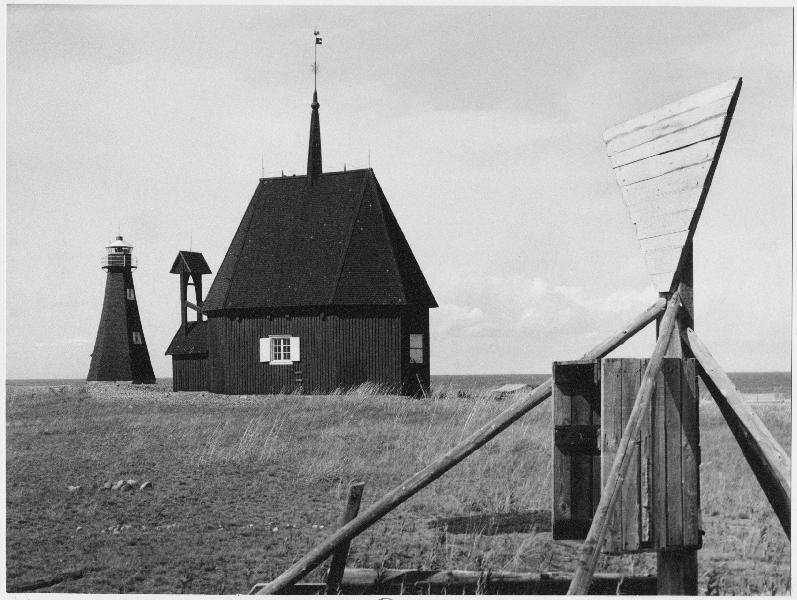 Notera Av dokumentationsskäl har originalbeskrivningen från Riksantikvarieämbetet behållits. Tillrättalägganden och alternativa beskrivningar bör införas separat från nedanstående information.Felaktig
