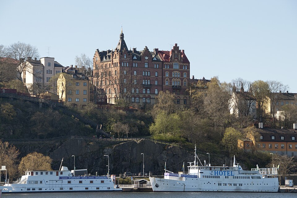 Kvarteret Kattfoten Mindre, Mälarborgen på Timmermansgatan 2A/ Bastugatan 38, Byggnadsår 1889, Arkitekt Gustaf Hermansson. Bastugatan 40, Byggnadsår 1889-90 Arkitekt Gustaf Hermansson. Vid kajen M/S R