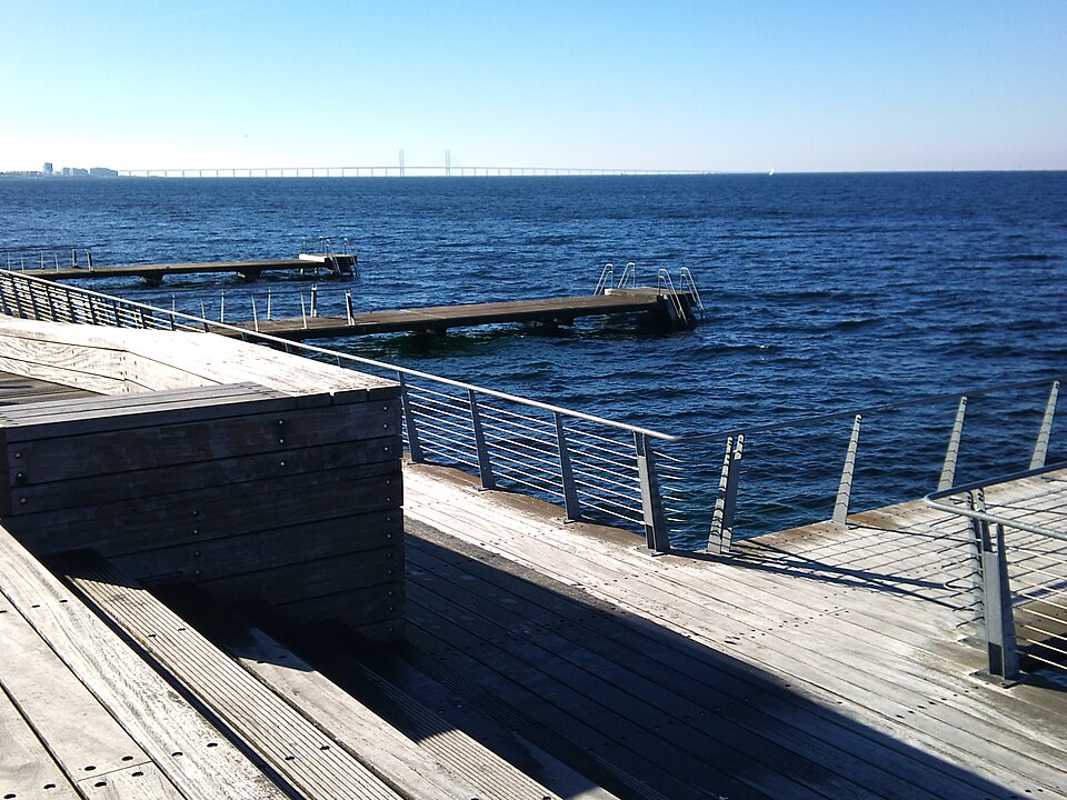 Vy över Scaniabadet i Västra hamnen, Malmö.