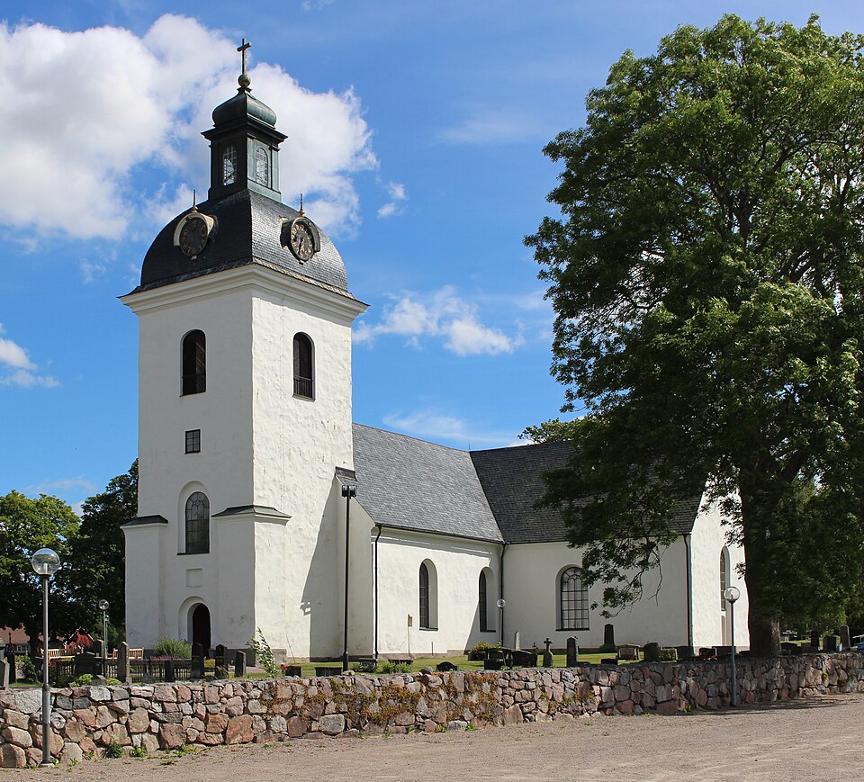Bälinge kyrka från sydväst.