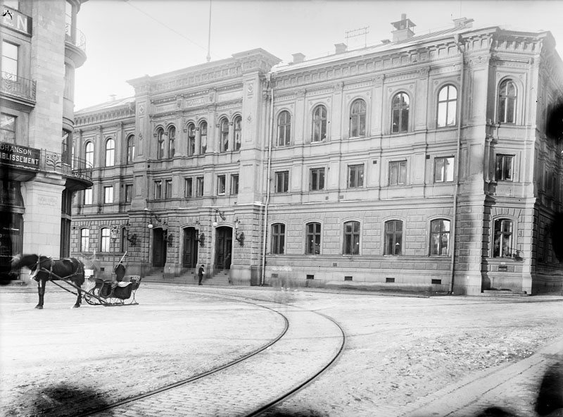 Postkontoret vid Rödbodtorget, exteriör av byggnaden Foto Nyckelord Plats: Kvarteret SJÖRÅEN. Jakobsgatan 30. Rödbodtorget. Vasastaden. Tid: 1899 - 1905 Ämne: Postkontor. Referenser Upphov: Okänd. Tid