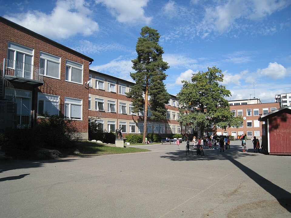 Blackebergsskolan på Björnsonsgatan 132 i Blackeberg i Bromma.